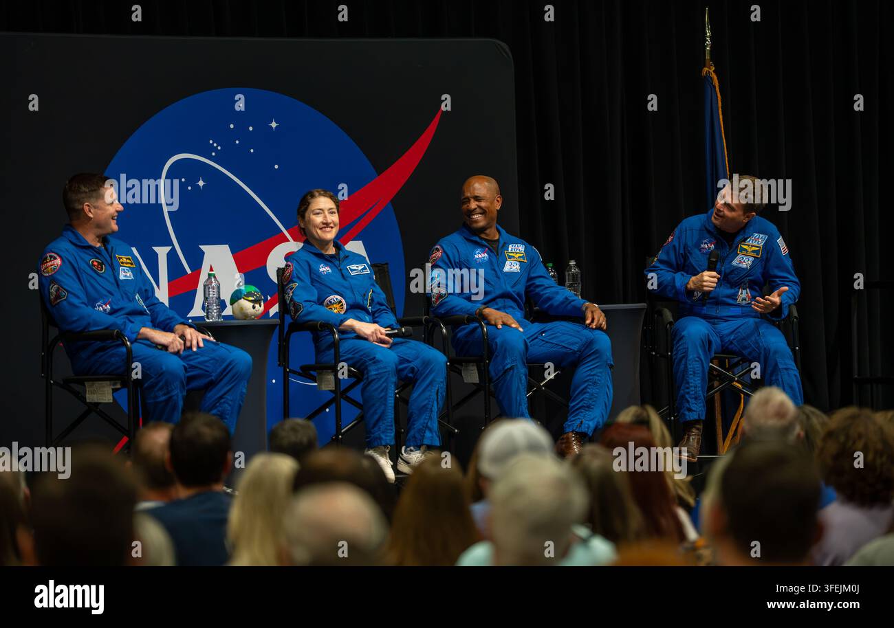 Artemis-II-Besatzung trifft sich mit der NASA-Marshall-Belegschaft. Die Besatzung der NASA-Mission Artemis II - NASA-Astronauten Reid Wiseman, Victor Glover Stockfoto