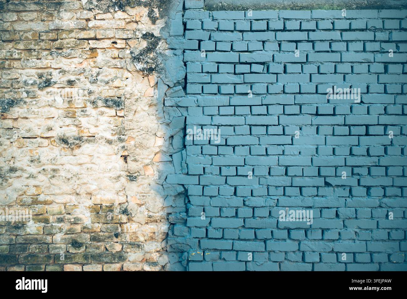 Abstrakte blaue Ziegelwandtextur mit unregelmäßiger Mauerarbeit, rauen Oberflächen und gealtertem Lackfinish. Architektonischer Hintergrund für Design, Bau und Renovierung Stockfoto