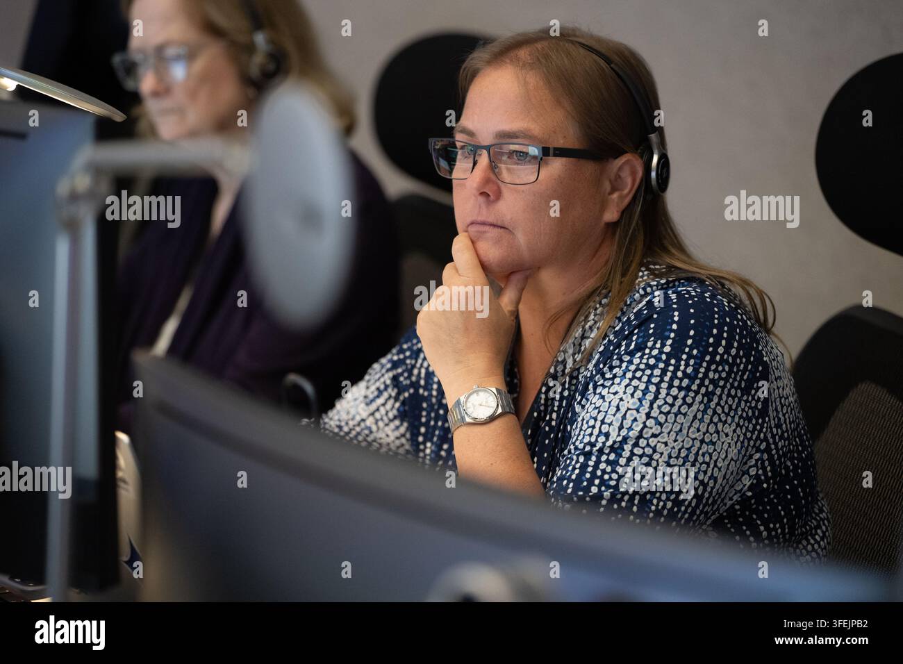 Katie Wilcox, Leiterin der Programmintegrationsabteilung des Launch Services Program der NASA, überwacht den Countdown im Hangar AE in Cape Canaveral Stockfoto