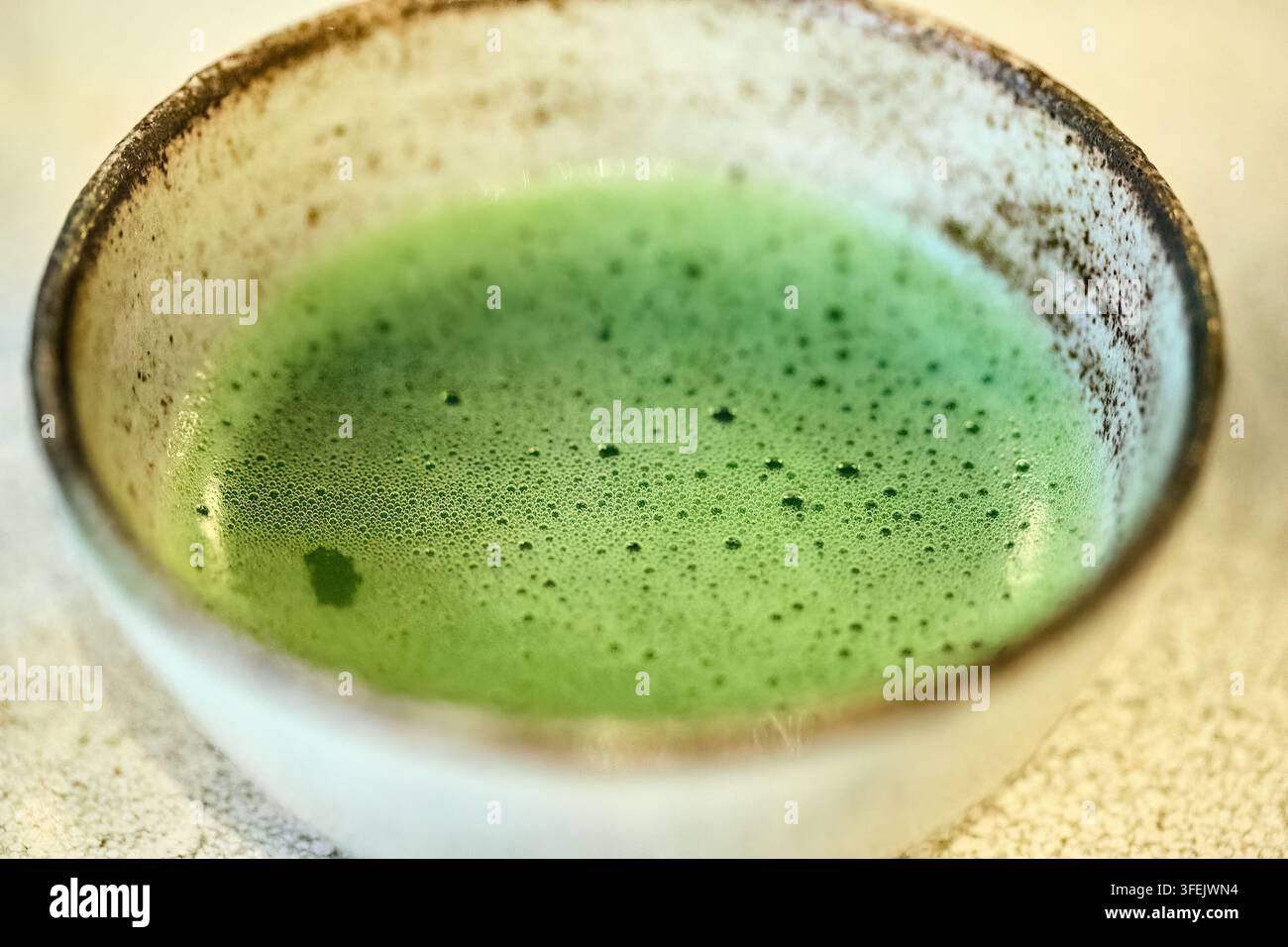 Matcha-Grünteeschale mit zeremoniellem Schaum Stockfoto