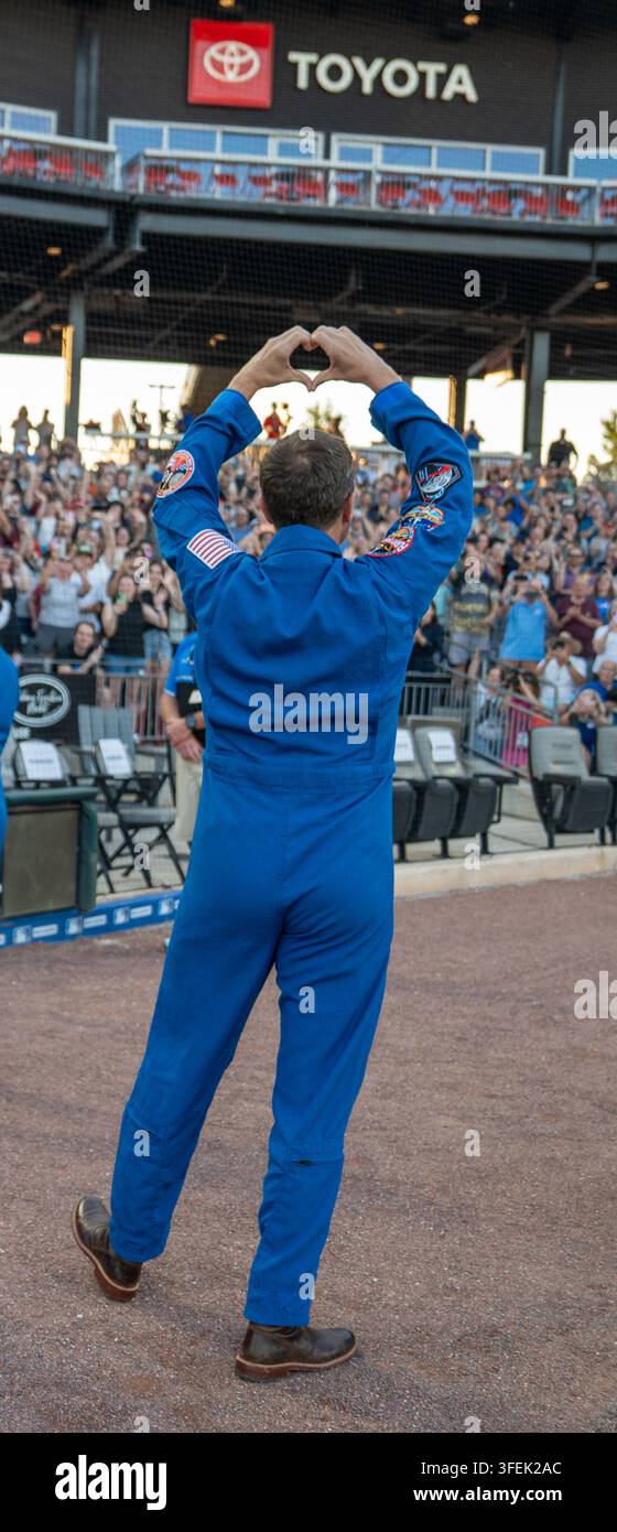 Artemis-II-Astronaut zeigt ein Herzzeichen für jubelnde Fans im Toyota Field, Madison, Alabama, am 31. August 2026 Stockfoto
