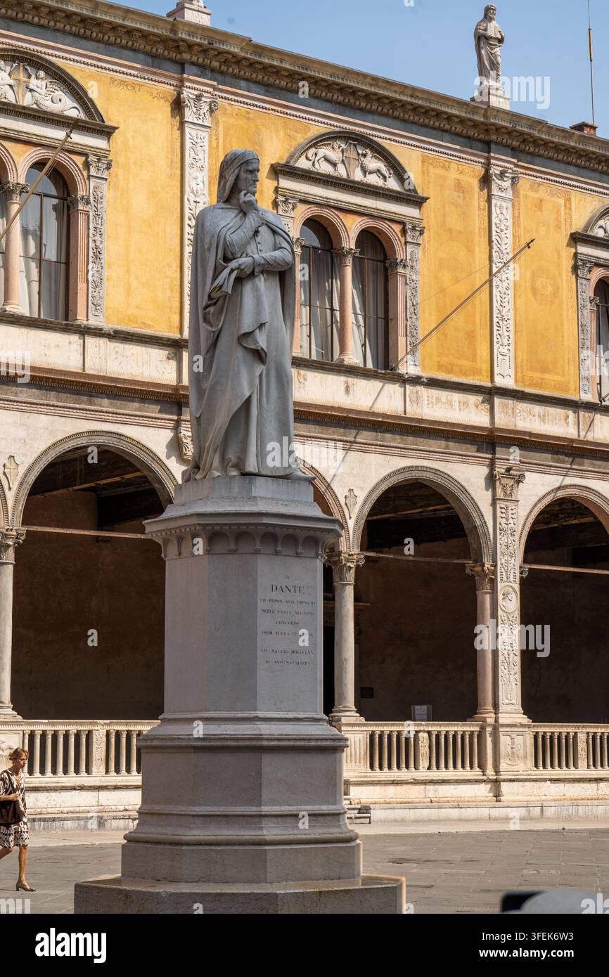 Statue von Dante Alighieri auf der Piazza dei Signori in Verona, Italien, mit historischen Palästen. Verona, Italien - 25. Juni 2026 Stockfoto