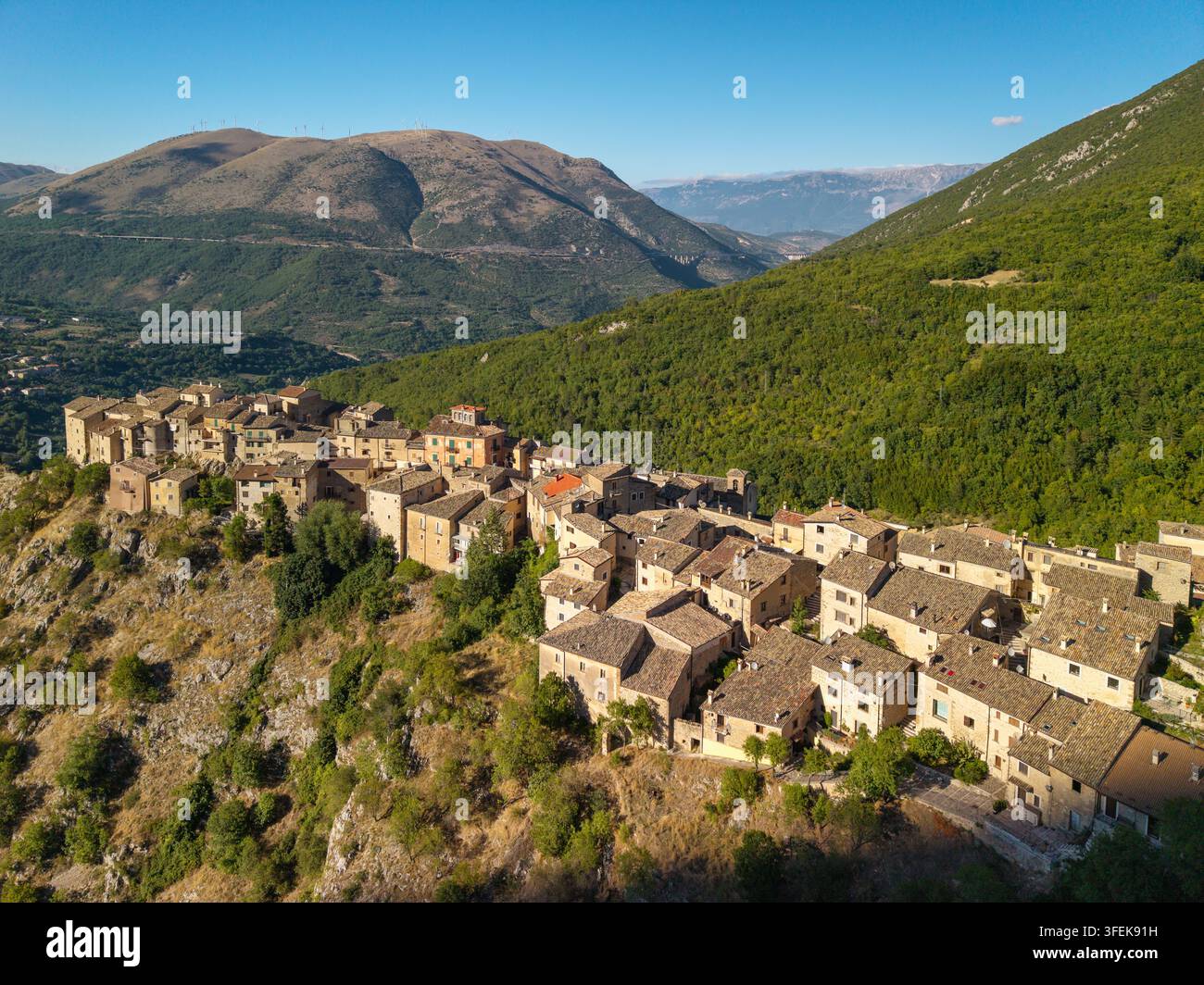 Luftaufnahme des mittelalterlichen Dorfes Castrovalva, das auf einem Hügelgipfel in Italien thront Stockfoto