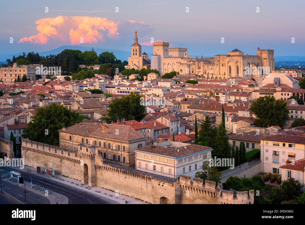 Avignon Stadt, Blick auf die historische Altstadt und den Palast der Päpste bei Sonnenuntergang, Provence, Frankreich Stockfoto