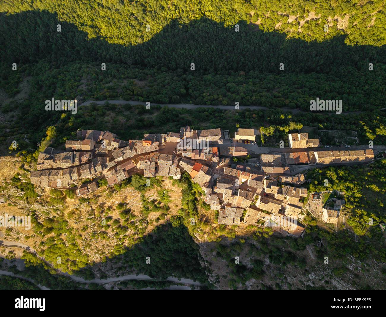 Luftaufnahme des mittelalterlichen Dorfes Castrovalva, das auf einem Hügelgipfel in Italien thront Stockfoto