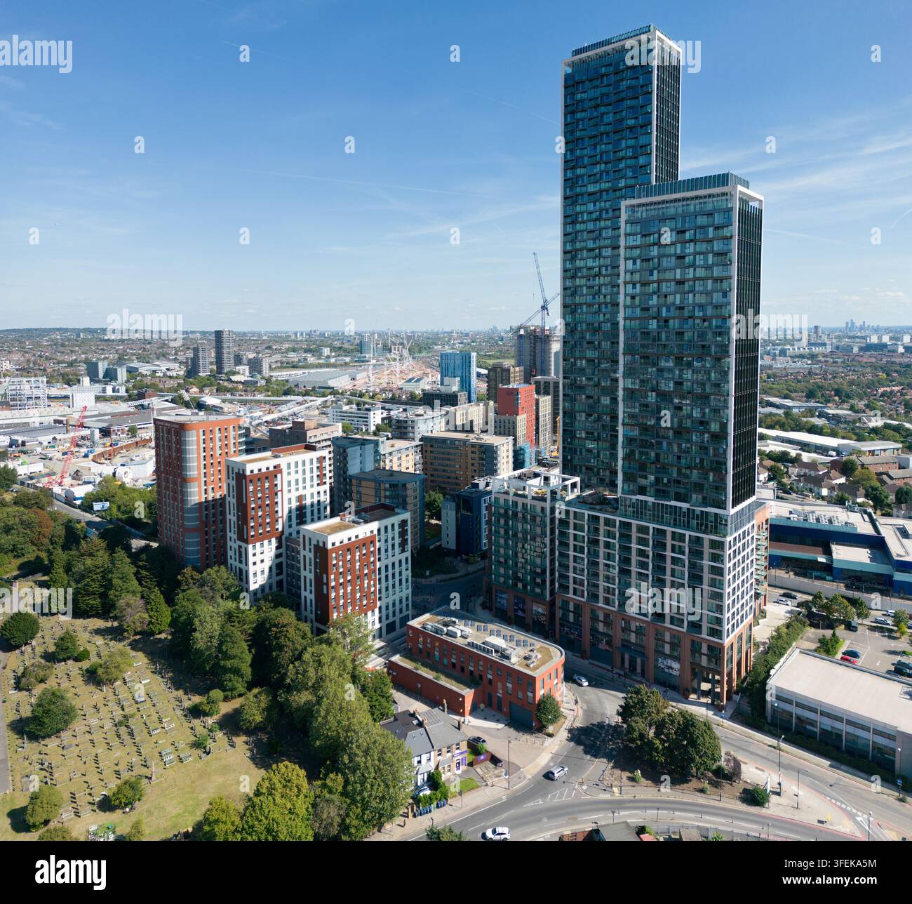 Neue Wohngebäude wie One West Point in North Acton, Londoner Stadtbezirk Ealing, erweitern die städtischen Wohnmöglichkeiten im Westen Londons. Stockfoto