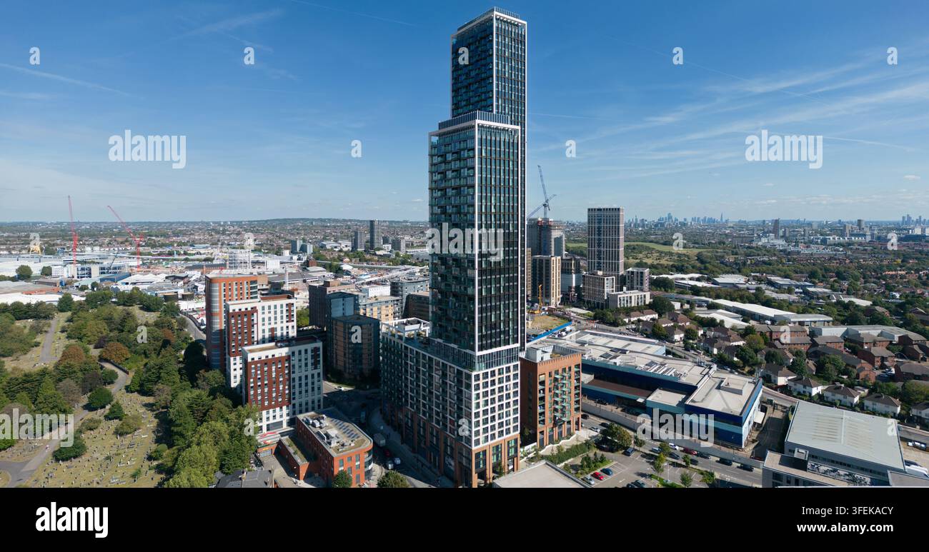Luftbild des One West Point Wolkenkratzers in North Acton, West-London, das die urbane Erneuerung und den Wohnungsbau in Ealing hervorhebt. Stockfoto
