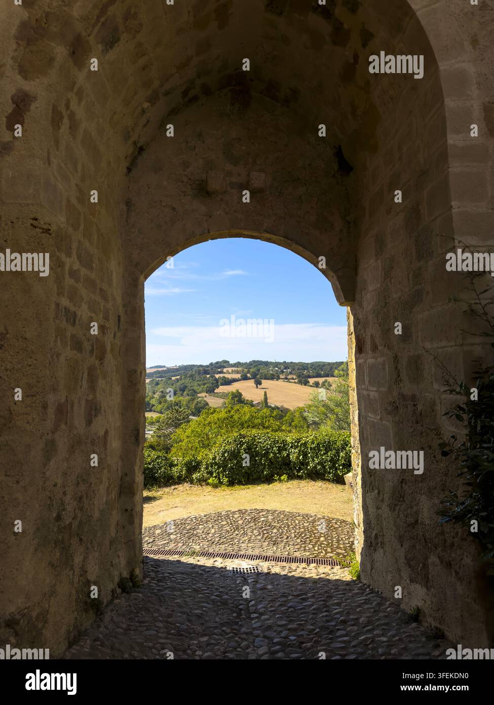 Steinbogen, der eine Aussicht auf die Landschaft einrahmt, Gers, Montesquiou, Frankreich Stockfoto