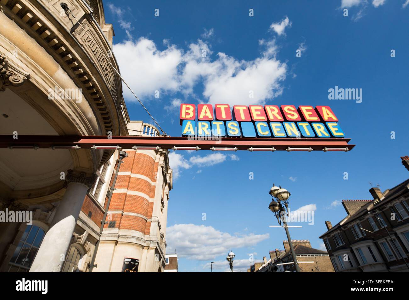 Das farbenfrohe Schild des Londoner Battersea Arts Centre markiert ein historisches Wahrzeichen, das Besucher willkommen heißt, um kreative Künste zu genießen und zu unterstützen. Stockfoto
