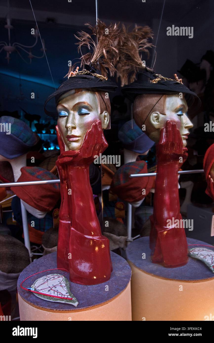 Vintage-Schaufensterpuppe im Fenster des Fabhatrix Hutgeschäfts im Grassmarket, Edinburgh, Schottland, Großbritannien. Stockfoto