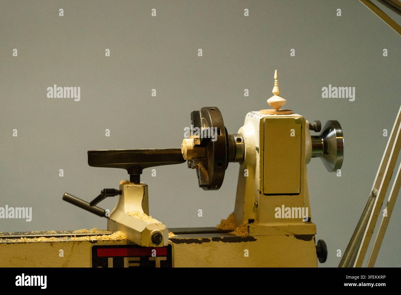 Holzdrehmaschine formt Holz in der Werkstatt Stockfoto