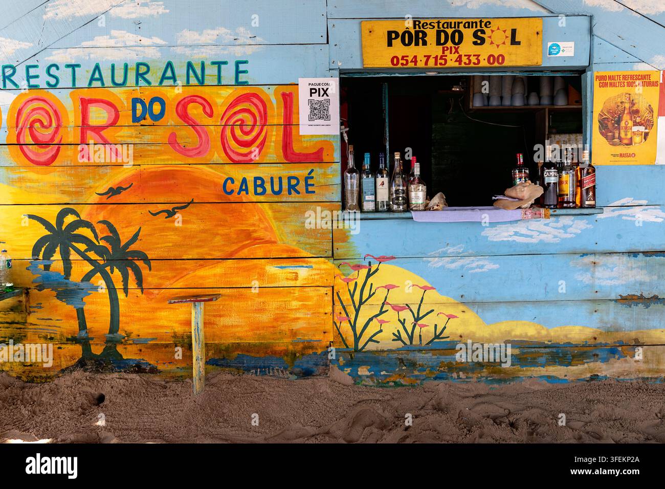Ein lebhaftes farbenfrohes rustikales hölzernes lokales Restaurant, das mit Strandgemälden dekoriert ist, direkt am sandigen Ufer in der Nähe des Dorfes Atins in Brasilien. Stockfoto