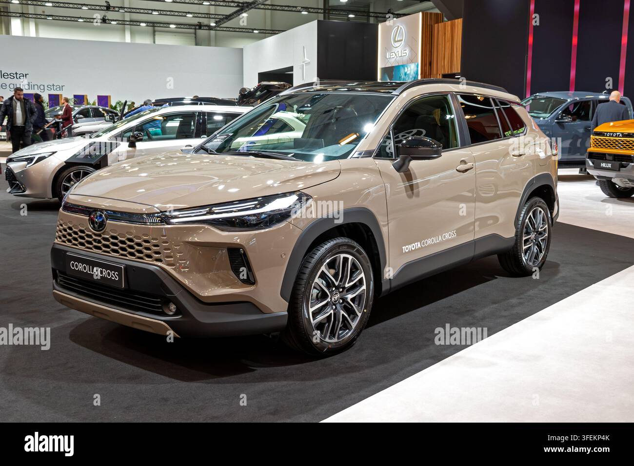 Toyota Corolla Cross Auto, ausgestellt auf der Brüsseler Automesse. Brüssel, Belgien - 9. Jan 2026. Stockfoto