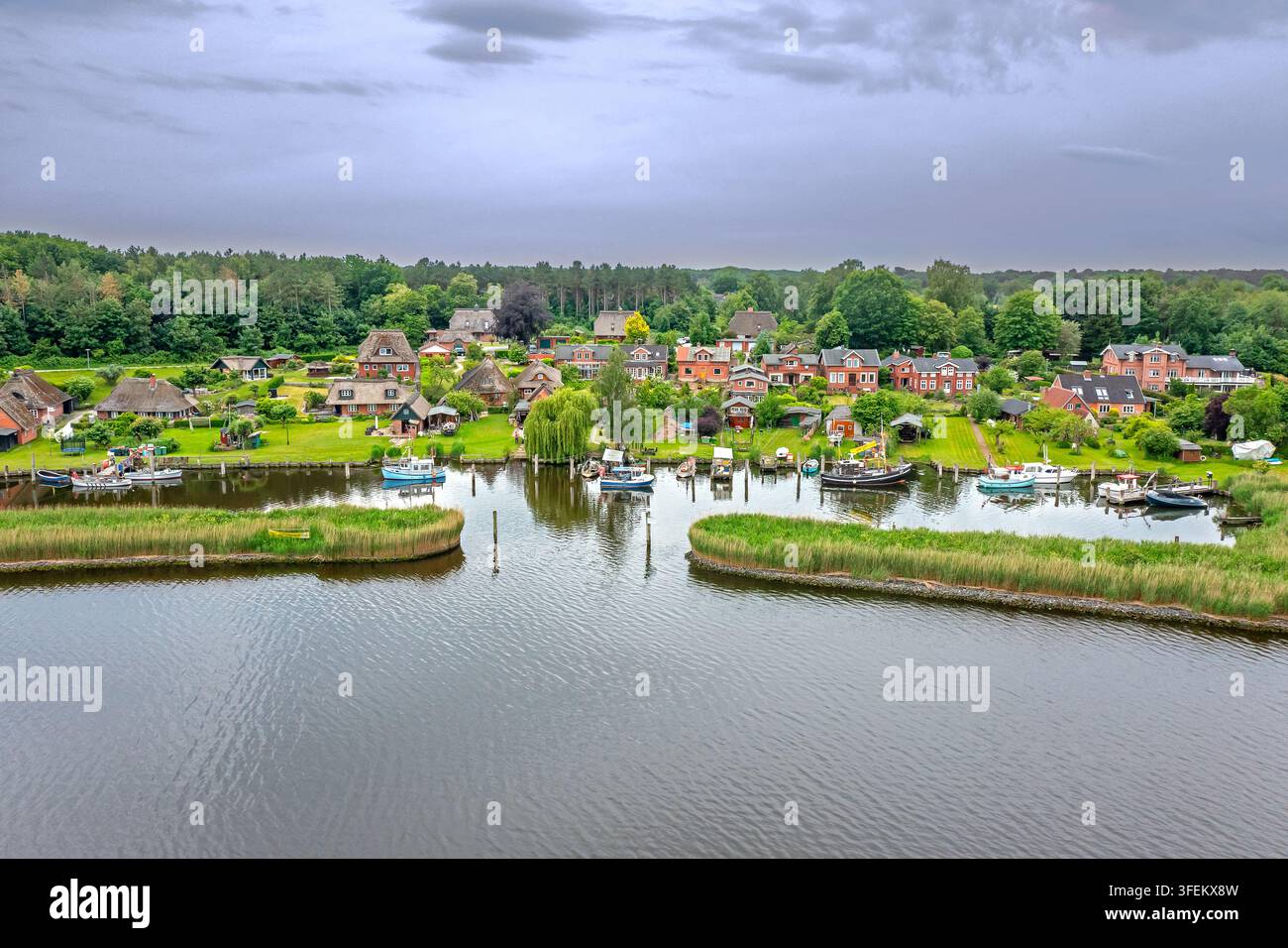 Luftbild über Fischerboote, die im alten Hafen von Gothmund, einem Fischerdorf an der Trave bei Lübeck, Schleswig-Holstein, Deutschland, vertäut sind Stockfoto