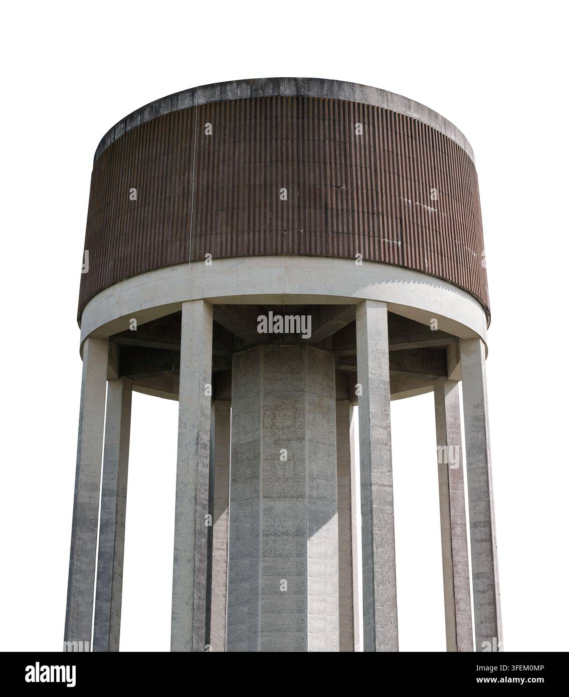 Isolierter brutalistischer Beton-Wasserturm auf einer grasbewachsenen Hügel Stockfoto