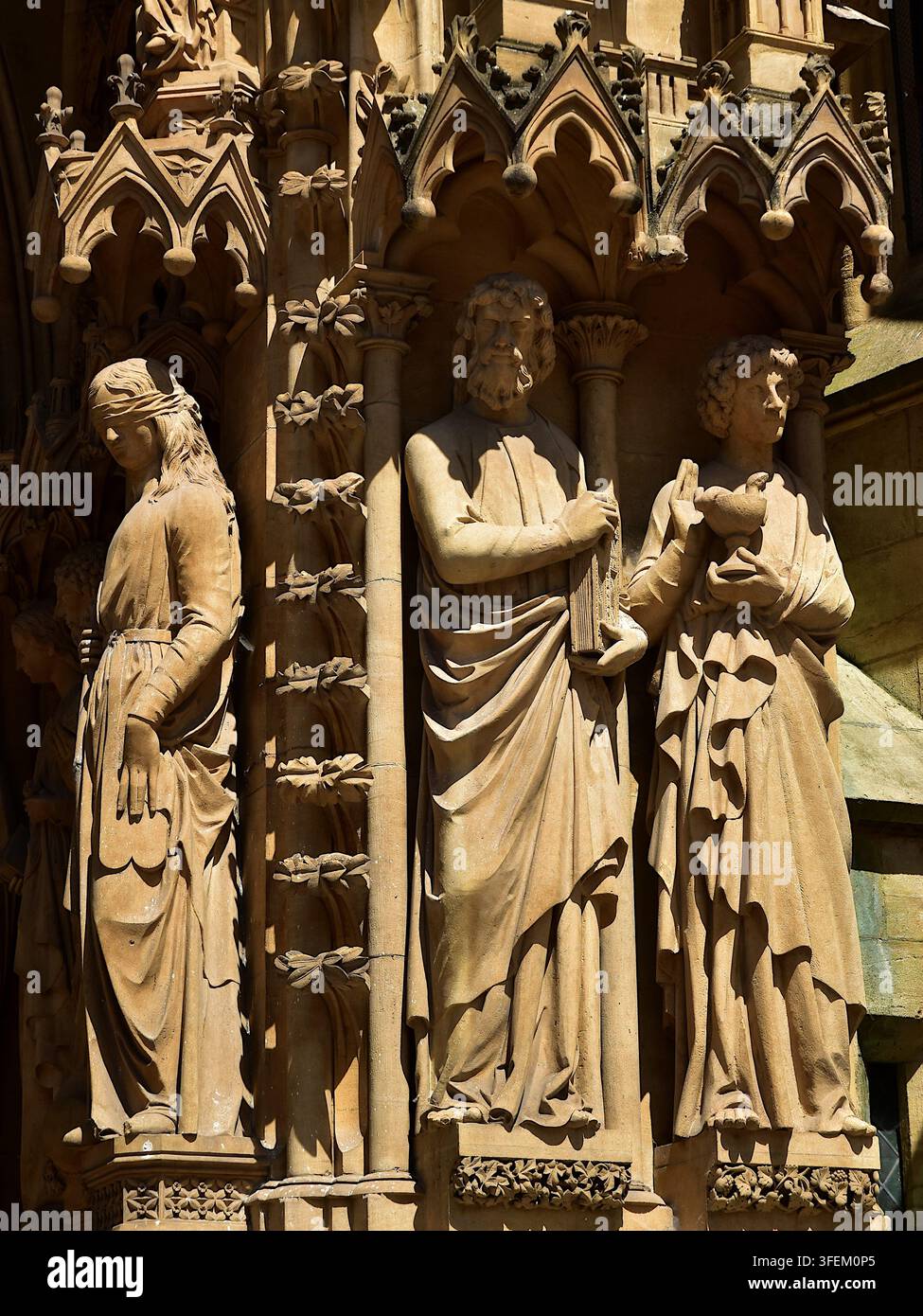 Statuen der Evangelisten Sankt Lukas und Sankt Johannes flankieren das Portal der Jungfrau an der Südseite des St. Bartholomäus-Doms in Metz Stockfoto