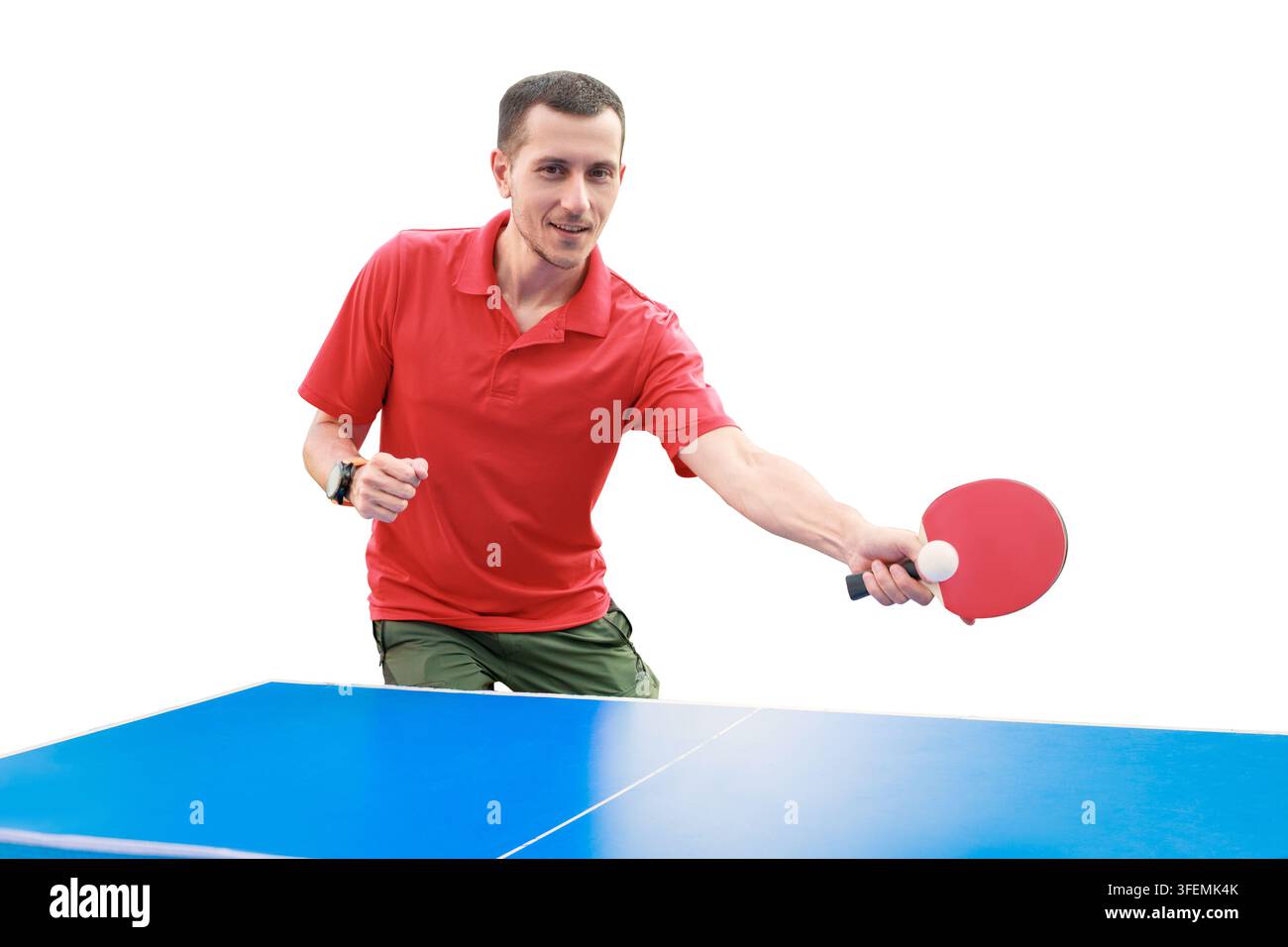 Junger männlicher Tischtennisspieler, der einen Drive oder Topspin-Schlag ausführt, hält einen roten Schläger mit konzentrierter Energie, isoliert auf weißem Hintergrund. Sportkonzept. Stockfoto