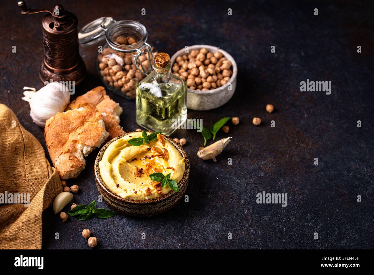 Traditioneller Hummus mit Kichererbsen, Paprika, Olivenöl – Orientalischer oder jüdischer traditioneller Snack Stockfoto
