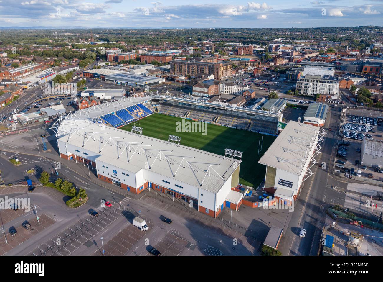 Luftbild des Halliwell-Jones-Stadions, Heimstätte der Warrington Wolves, ein Rugby-League-Stadion in Warrington, England. Stockfoto