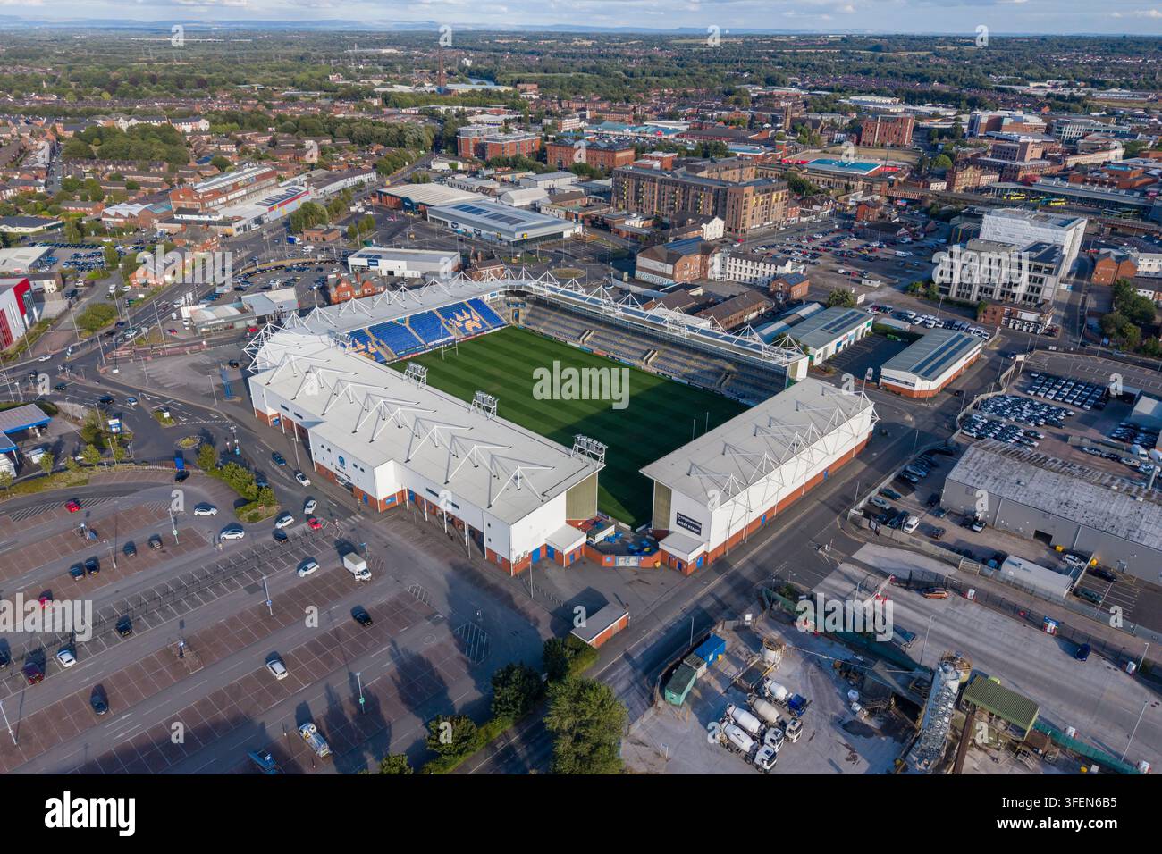 Luftbild des Halliwell-Jones-Stadions, Heimstätte der Warrington Wolves, ein Rugby-League-Stadion in Warrington, England. Stockfoto