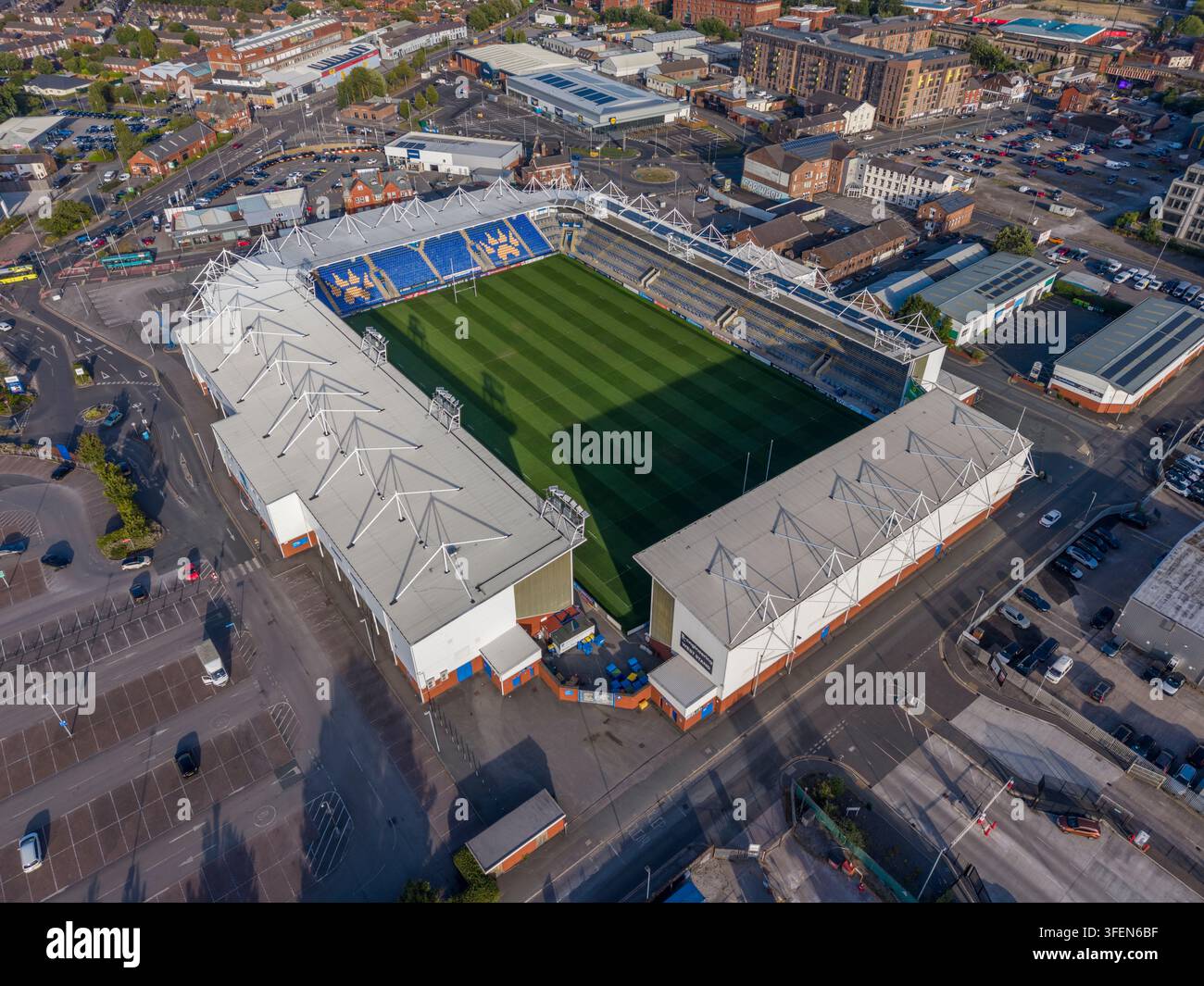 Luftbild des Halliwell-Jones-Stadions, Heimstätte der Warrington Wolves, ein Rugby-League-Stadion in Warrington, England. Stockfoto