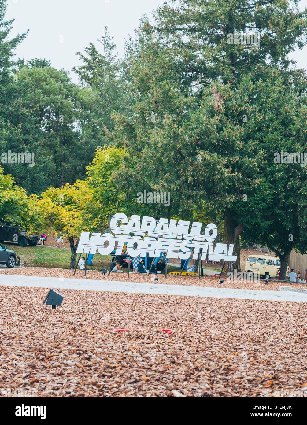 Caramulo, Viseu, Portugal – 04. September 2026: Großes weißes Schild für das Caramulo Motorfestival in einem wunderschönen Waldpark in Portugal. Stockfoto