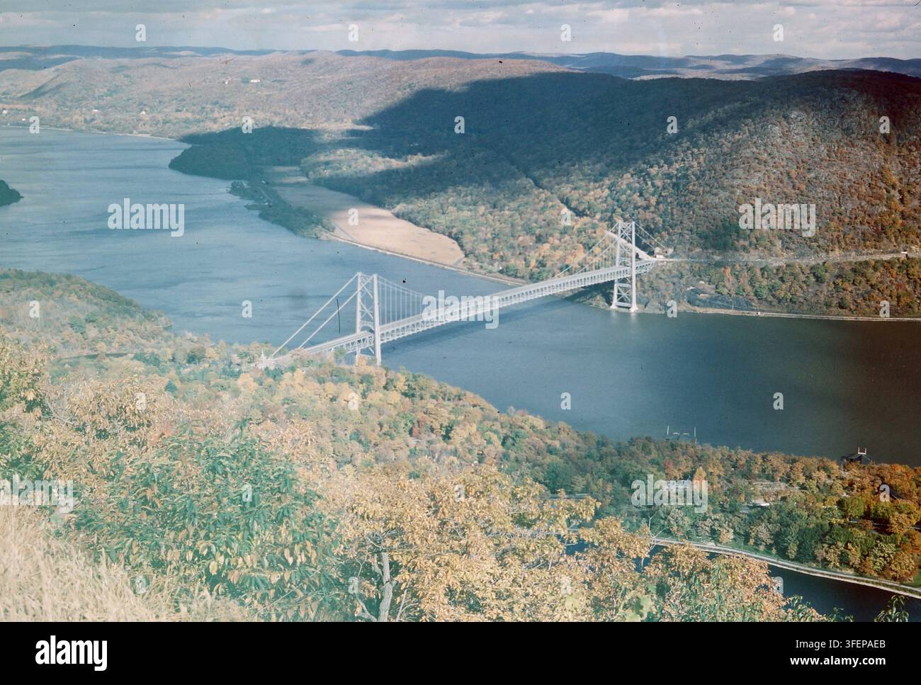 Hochwinkel-Panoramablick auf eine Hängebrücke, die ein breites Flusstal überspannt Stockfoto