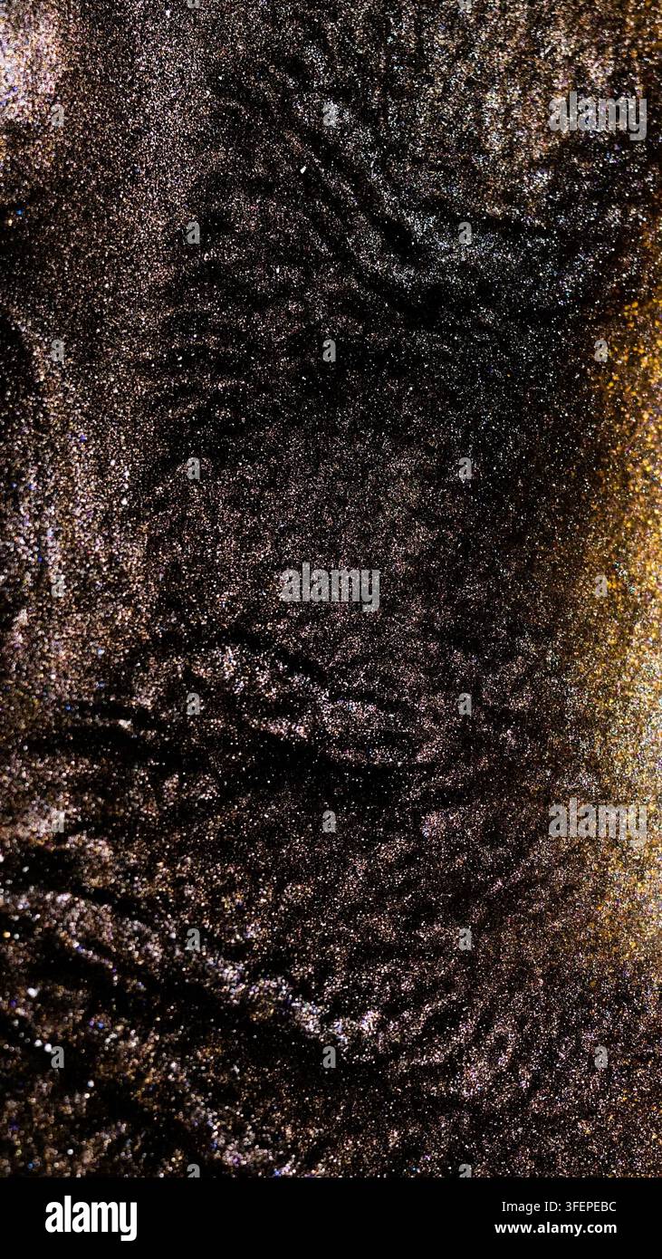 Mischen von Alkohol-Tinte mit dunklen und glänzenden Fragmenten in Makroaufnahme Stockfoto