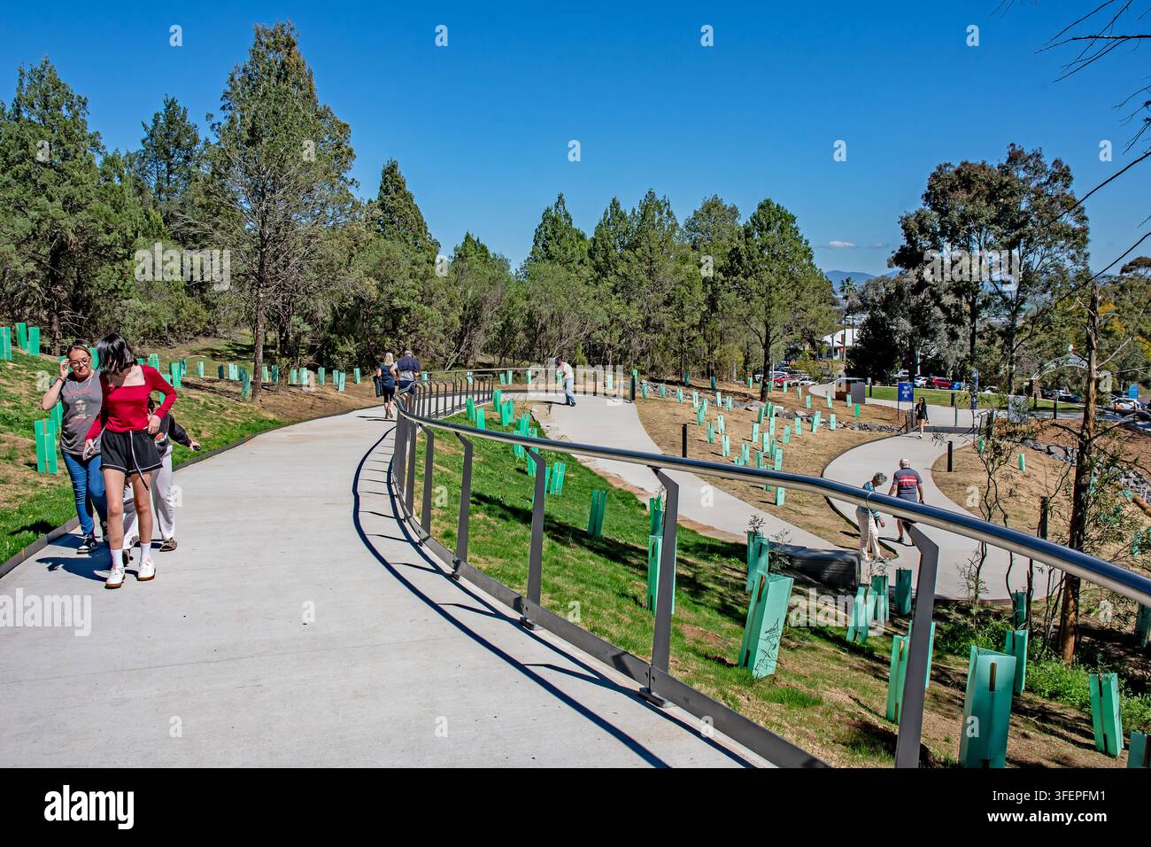 Der untere Abschnitt des Skywalk-Beton-Zickzackweges Tamworth Australien. Stockfoto