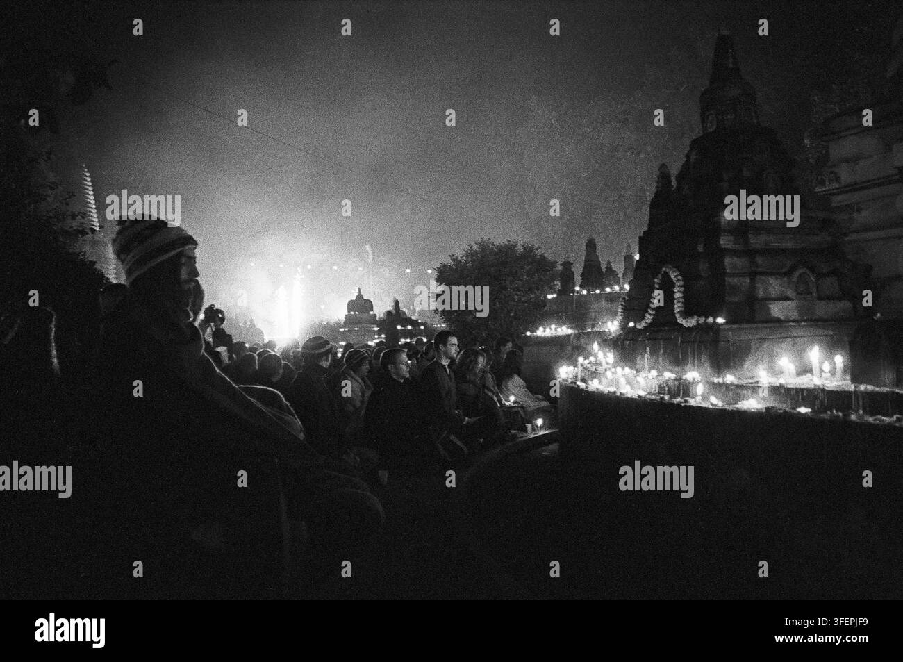 Mitternacht, Millenniumabend in Bodh Gaya, Indien. Buddhistische Praktizierende aus vielen Ländern meditieren am Ort der Erleuchtung des Herrn Buddha. Stockfoto