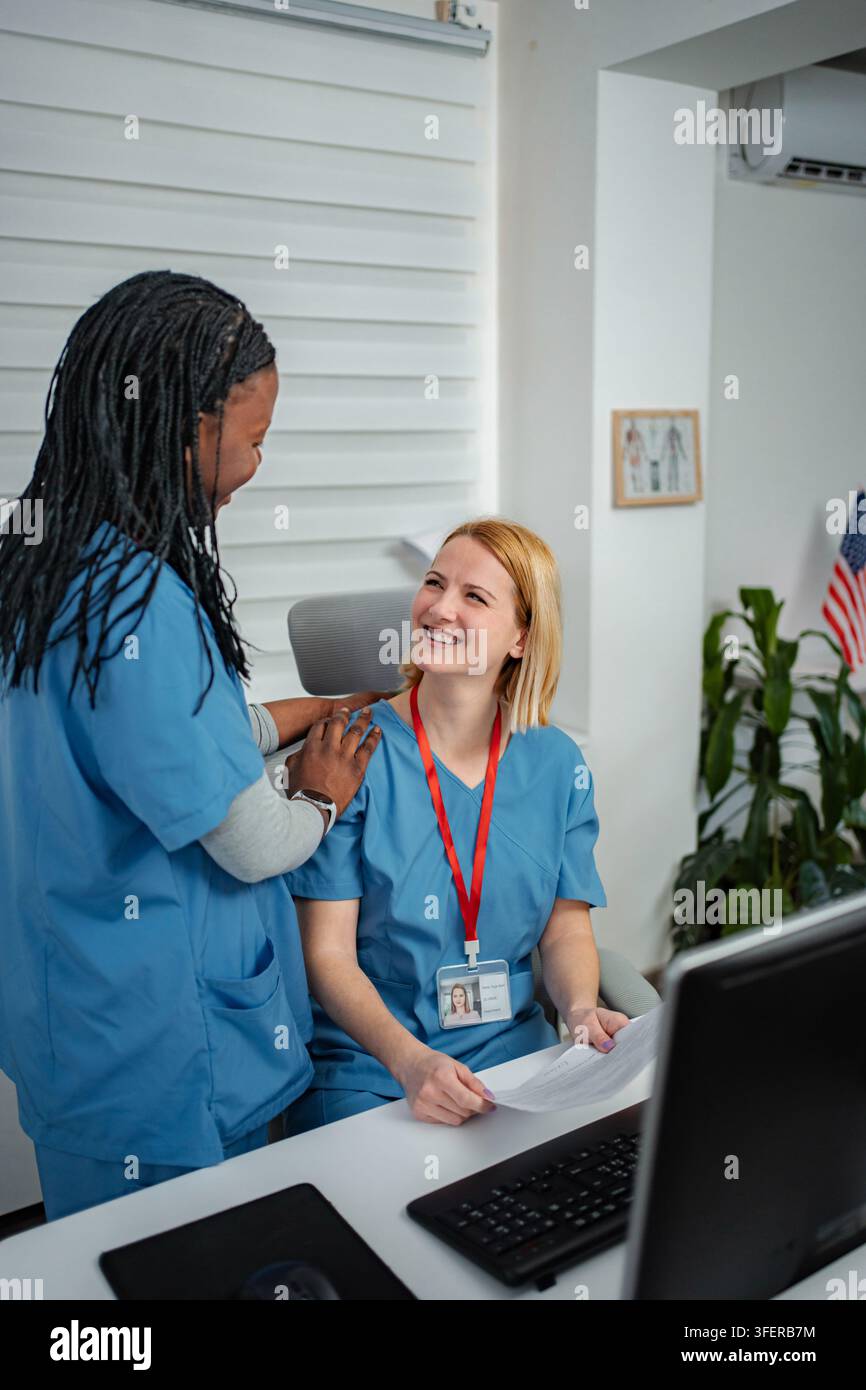 Vielfältige medizinische Fachkräfte arbeiten in der Krankenhausverwaltung zusammen Stockfoto