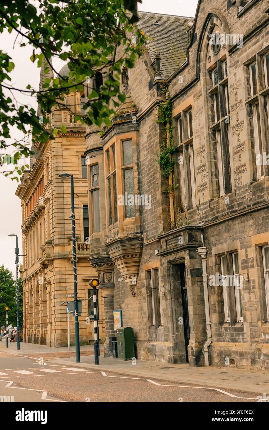 Historisches ehemaliges Perth-Rathaus an der Ecke High Street und Tay Street in Perth, Schottland, UK - 4. September 2026. Hochwertiges Foto Stockfoto
