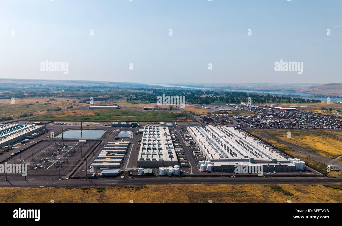 Umatilla, Oregon, Vereinigte Staaten - 15. August 2026: Luftansicht des Amazon Web Services-Rechenzentrums, das große Industriegebäude mit Dach... Stockfoto