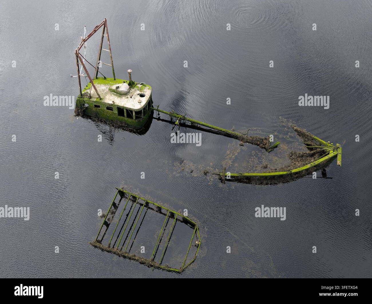 Versunkenes Boot im River Leven in Dumbarton Stockfoto