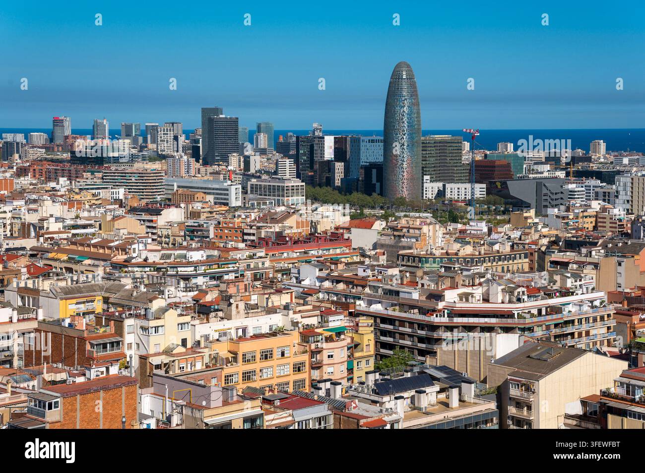Skyline der Stadt Barcelona mit hohen Bürogebäuden und dem Mittelmeer am Horizont Stockfoto