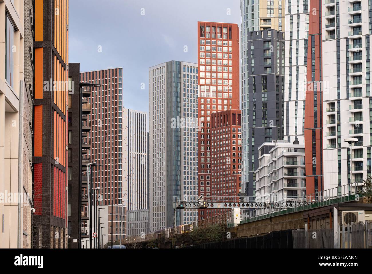 Moderne Hochhaustürme erheben sich in der Vauxhall- und Nine-Elms-Sanierungszone in Wandsworth, London, und erweitern den städtischen Wohnungsbau. Stockfoto