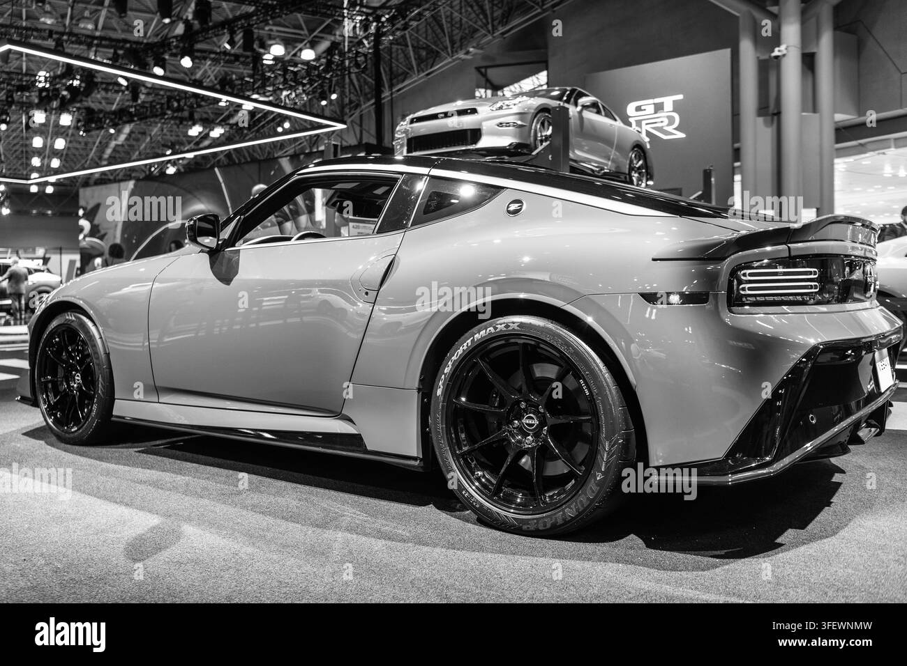 New York City, USA - 27. März 2024: Auto Show 2024. Nissan GT R Sportwagen. Nissan GT R Luxuscoupé. Nissan GT R Premium-Sportwagen, Seitenansicht Stockfoto