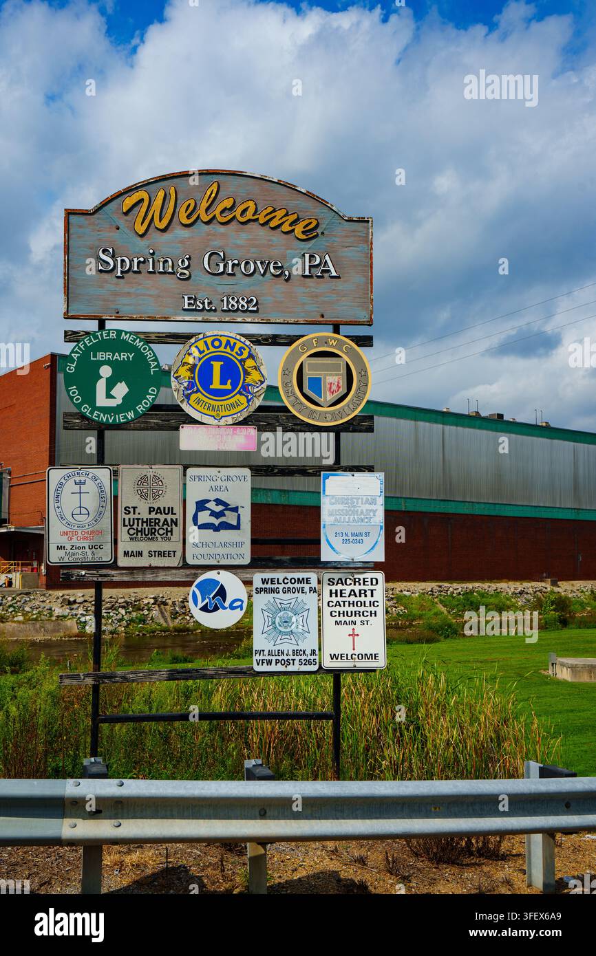 Spring Grove, PA, USA – 30. August 2026: Ein Willkommen in Spring Grove im York County, Pennsylvania. Es befindet sich an der Route 116, der Hauptstraße durch t Stockfoto