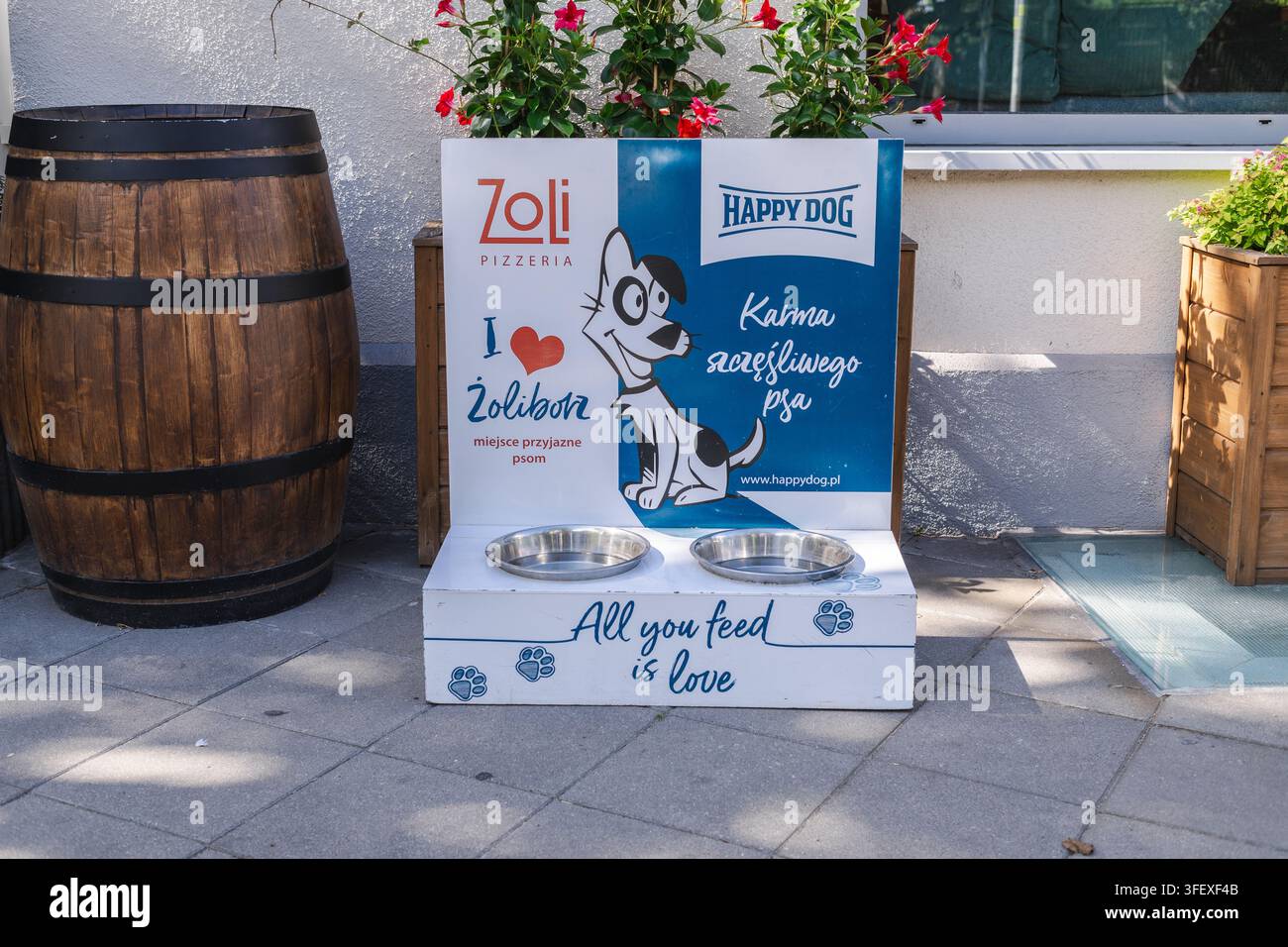 Hunde-Themen-Pizzeria-Werbeanzeige in Warschau Stockfoto