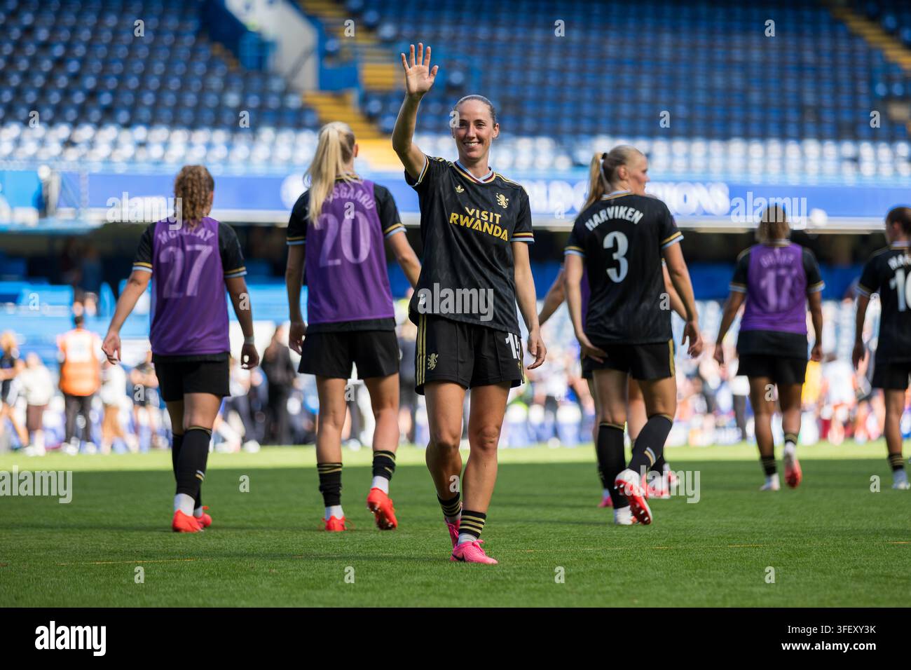 London, UK. 5. Sep 2026. Lucy Parker von Aston Villa Women winkt den Fans zu nach dem Barclays Women's Super League-Spiel zwischen Chelsea FC Women und Aston Villa Women am Stamford Bridge. Stockfoto