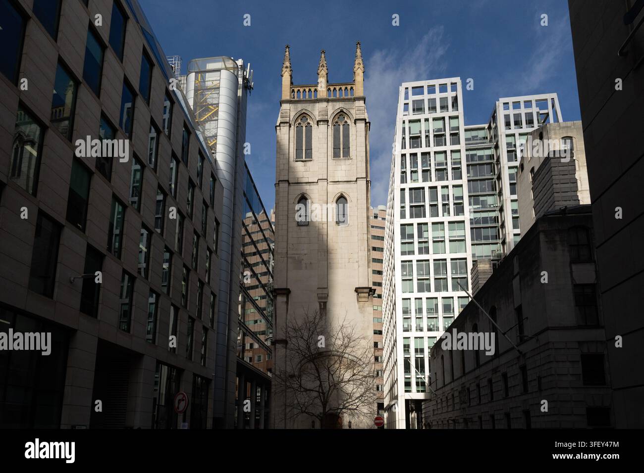 Der erhaltene Turm von St. Alban, Wood Street in der City of London, steht erhalten und bildet einen Kontrast zwischen historischem Erbe und den umliegenden Wolkenkratzern. Stockfoto