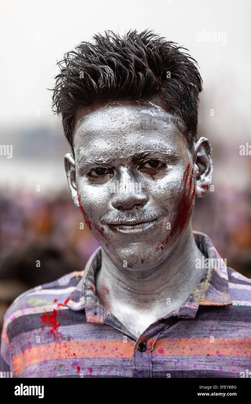Ein Mann, der während der Holi-Feier in Varanasi, Uttar Pradesh, Indien, mit farbigem Pulver bedeckt ist. Stockfoto