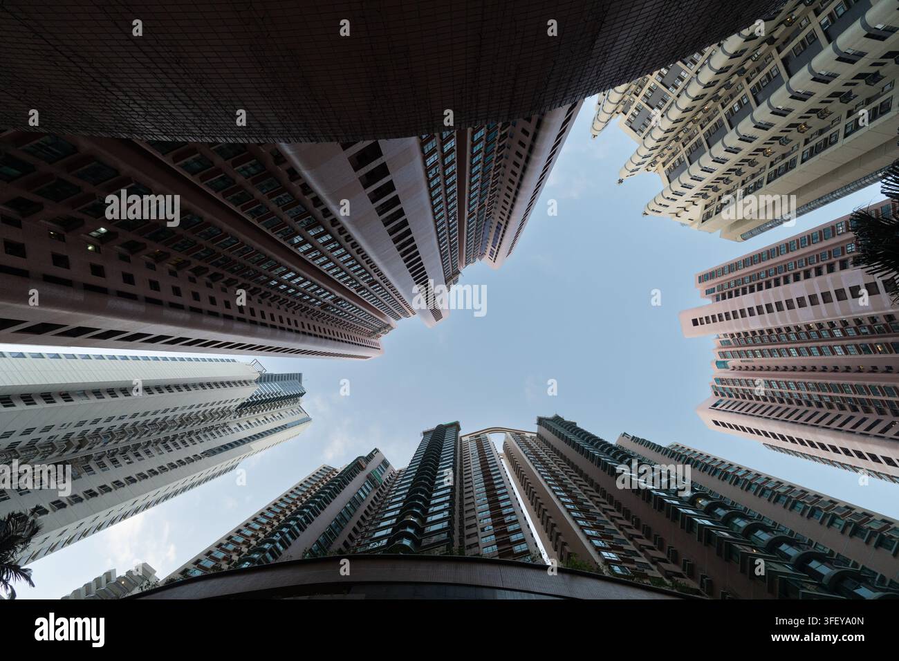 Um die städtische Dichte einzufangen, blicken die Menschen in Mid-Levels auf Hong Kong Island, Hongkong, zu den hoch aufragenden Wohnwolkenkratzern hinauf. Stockfoto