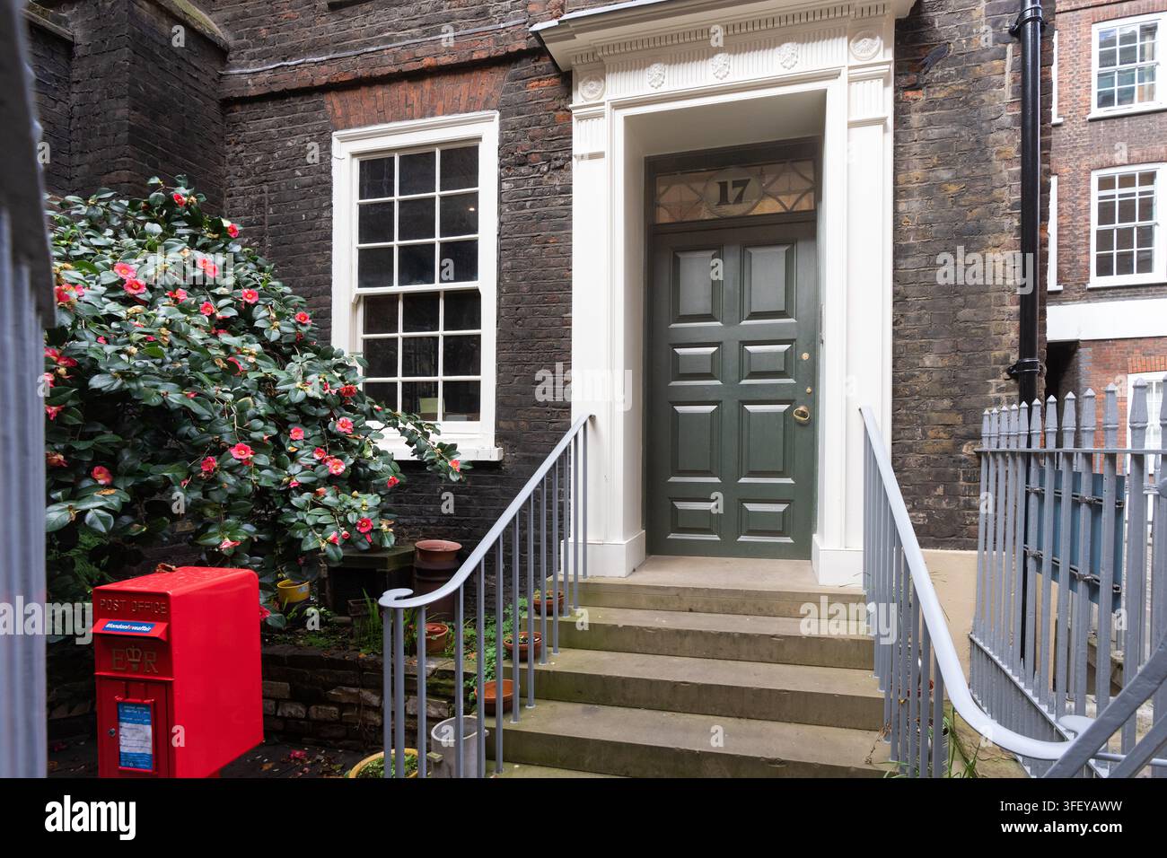 Der Eingang des Dr. Johnson-Hauses am 17 Gough Square in London, erhalten, um den Lexikografen des 18. Jahrhunderts Samuel Johnson zu ehren. Stockfoto