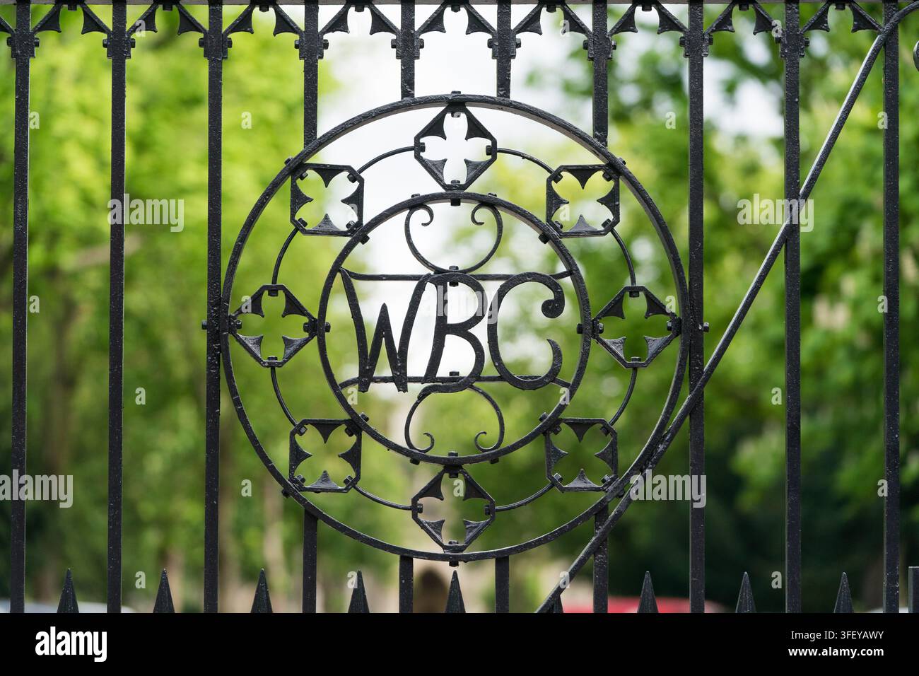 Das Logo des Wandsworth Borough Council (WBC) schmückt ein Eisentor im Wandsworth Park in London und repräsentiert die örtliche Regierungsbehörde. Stockfoto