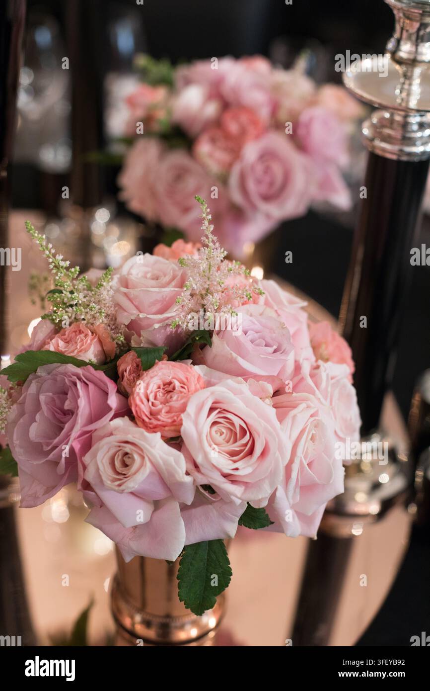 Ein Strauß rosa Rosen dient als dekoratives Herzstück Stockfoto