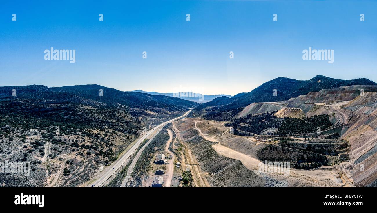 Fliegen entlang der US Highway 50 ins Zentrum von Ely, Nevada. Die Highway 50 ist als „Die einsamste Straße Amerikas“ bekannt Stockfoto
