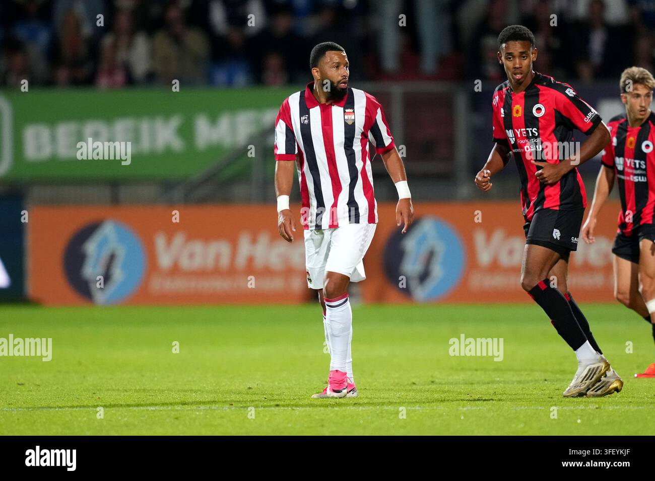 Tilburg - Tonny Vilhena von Willem II schaut während der fünften Wettbewerbsrunde der Eredivisie-Saison 2026/2027 zu. Das Spiel findet zwischen Willem II und Excelsior Rotterdam am Koning Willem II Stadion am 5. September 2026 in Tilburg, Niederlande, statt. (Hero Images/Danny de Groot) Stockfoto