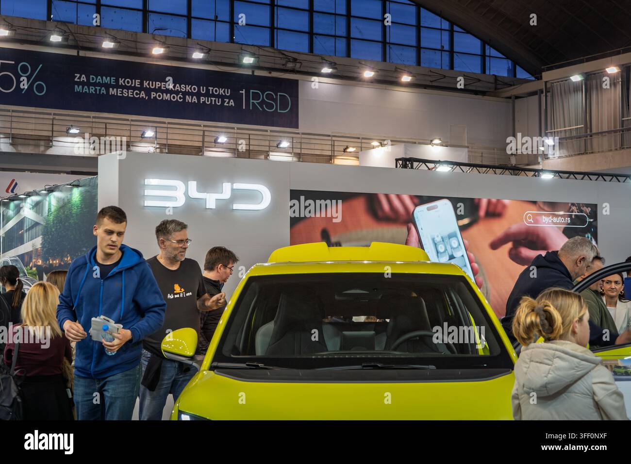 BELGRAD, SERBIEN - 22. MÄRZ 2026: BYD Elektroauto, während sich Besucher und potenzielle Käufer um das Fahrzeug in einem Autohaus in Belgrad versammeln. BYD ist ein c Stockfoto