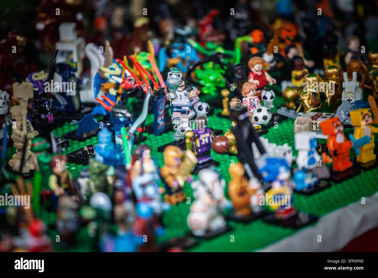 BELGRAD, SERBIEN - 11. JULI 2026: Verschiedene Lego-Figuren und Spielzeugcharaktere sind auf einem Marktstand in Belgrad zum Verkauf arrangiert, mit Minifiguren, s Stockfoto